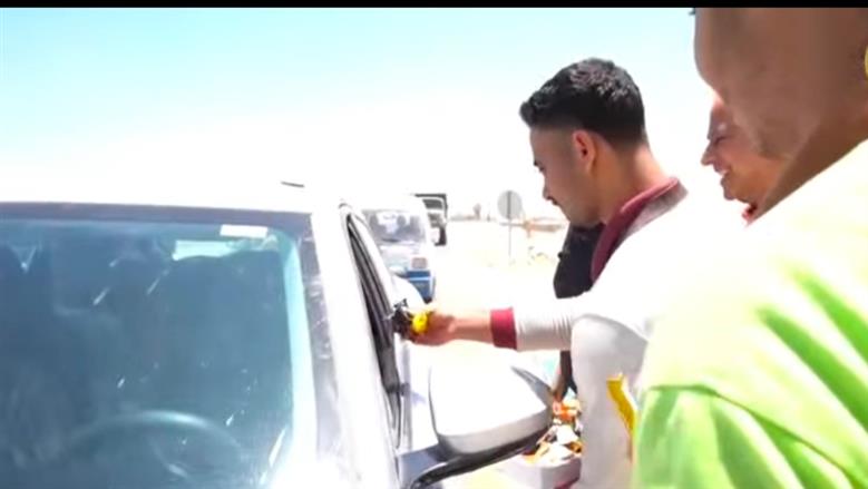 خلال استقبال زوار مطروح بمدخل مدينة مرسي مطروح بالامور والهدايا