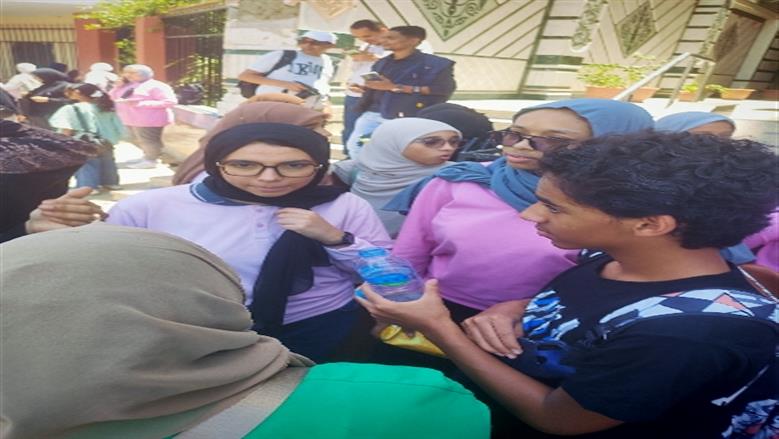 دموع وفرحة أمام لجان أسوان.. الجغرافيا «سهلة» والكيمياء «تربك» طلاب الثانوية العامة