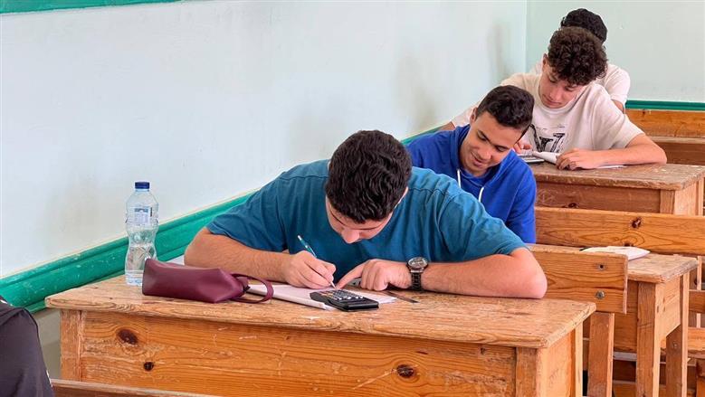 طلاب الثانوية العامة يؤدون امتحاني الكيمياء والجغرافيا في 46 سؤالا