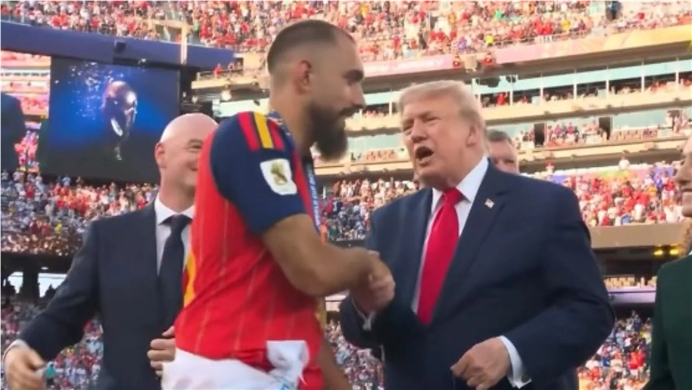 مهاجم إسبانيا يتجاهل النظر لترامب خلال التتويج بكأس العالم.. مصافحة باردة يحكمها دعم فلسطين