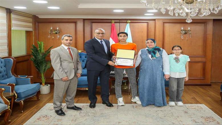 محافظ كفر الشيخ يكرم أوائل الشهادة الإعدادية  