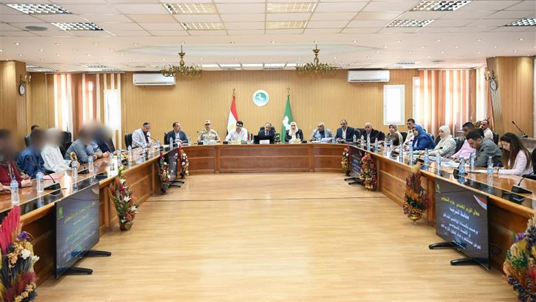 محافظ الشرقية يوجه بتوفير 12 فرصة عمل وصرف مساعدات عاجلة للأسر الأولى بالرعاية