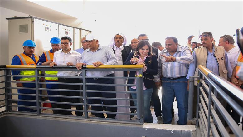 وزيرة الإسكان ومحافظ مطروح يتفقدان رافع مياه الشرب «ابني بيتك»
