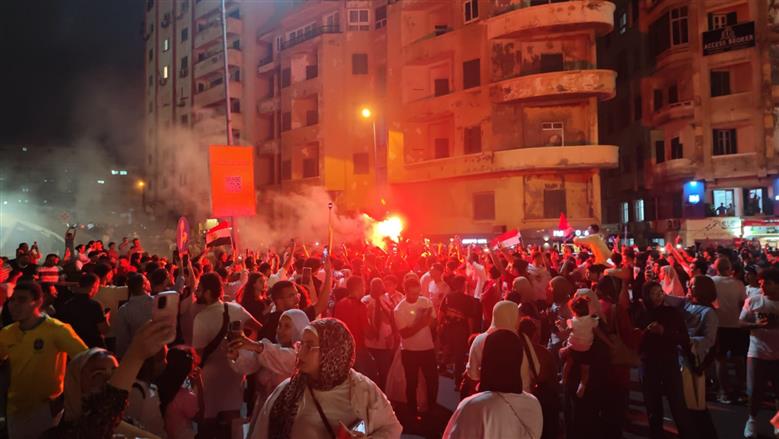 «الفرحة فرحتين».. عروسان والمعازيم تركوا حفل الزفاف لمشاهدة مباراة مصر وأستراليا (فيديو)