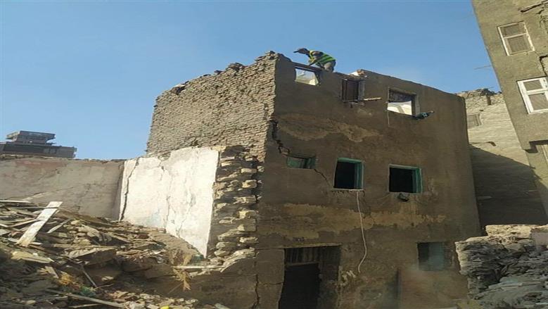 بدء ازالة عقار خطورة داهمة