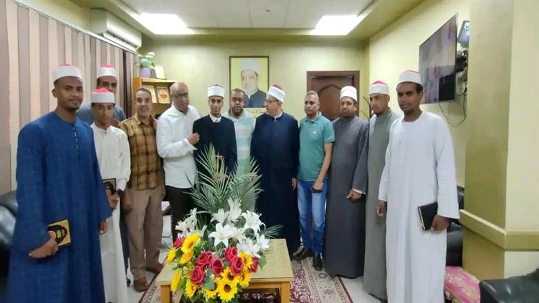 رئيس منطقة الأقصر الأزهرية يكرم طلاب الثانوية الأزهرية