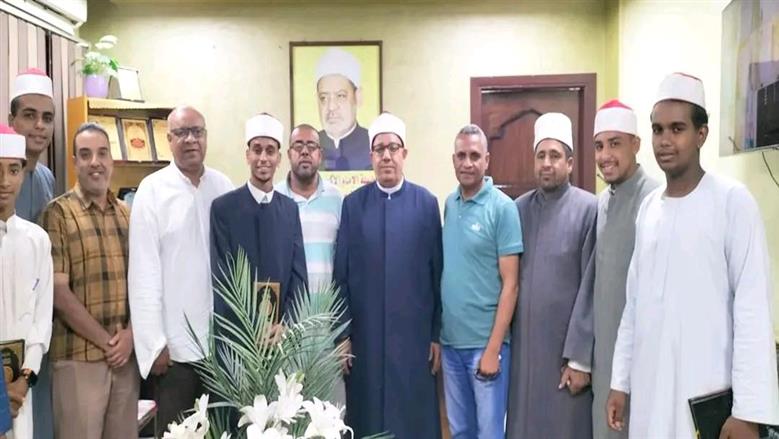 رئيس منطقة الأقصر الأزهرية يكرم طلاب الثانوية الأزهرية