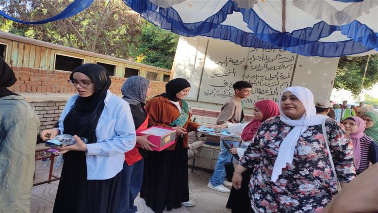 إجابات امتحان الانجليزي ثانوية عامة 2026 وردود فعل الطلاب: «راجع حلك»