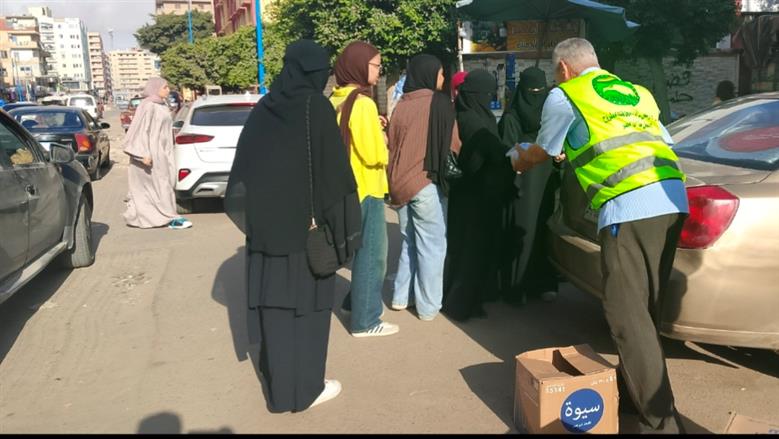 خلال توزيع زجاجات عصائر ومياه من حزب مستقبل وطن بمطروح علي طالبات الثانوية العامة أمام لجنة الشهيد طه سطور