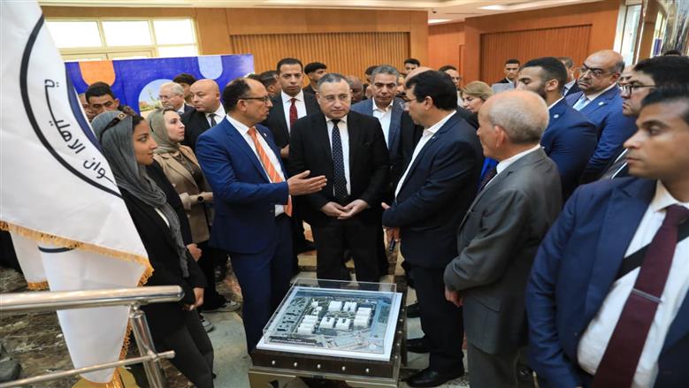 وزير التعليم العالي خلال تفقده جامعة لحاون الأهلية