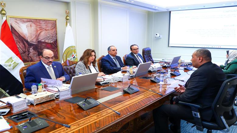 وزيرة التنمية المحلية والبيئة تترأس لجنة اختيار المتقدمين علي بعض الوظائف القيادية الشاغرة بالوزارة