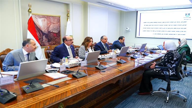 وزيرة التنمية المحلية والبيئة تترأس لجنة اختيار المتقدمين علي بعض الوظائف القيادية الشاغرة بالوزارة