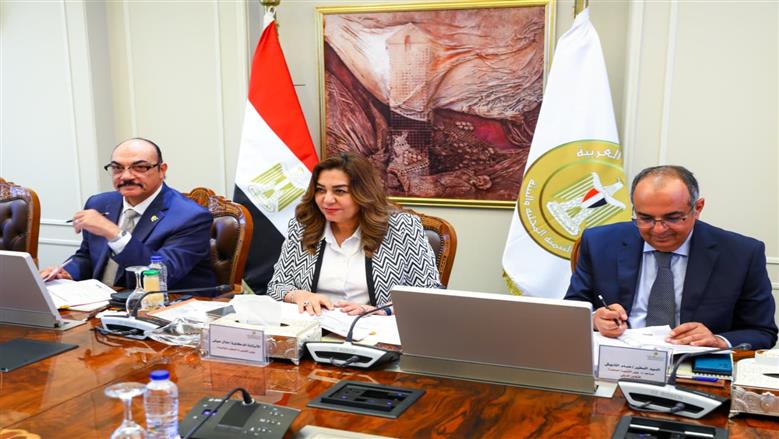 وزيرة التنمية المحلية والبيئة تترأس لجنة اختيار المتقدمين علي بعض الوظائف القيادية الشاغرة بالوزارة