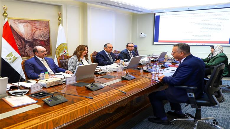 وزيرة التنمية المحلية والبيئة تترأس لجنة اختيار المتقدمين علي بعض الوظائف القيادية الشاغرة بالوزارة