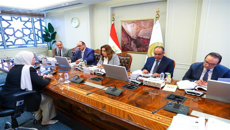 وزيرة التنمية المحلية والبيئة تترأس لجنة اختيار المتقدمين علي بعض الوظائف القيادية الشاغرة بالوزارة