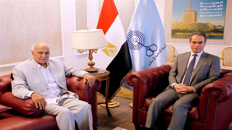جمال بخيت يهدي ماسبيرو نسخة مصورة من أشعاره.. حلقات للبث التلفزيوني