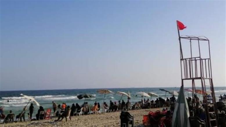 لتجنب الغرق.. رفع الرايات الحمراء على شواطئ الإسكندرية بسبب ارتفاع الأمواج 