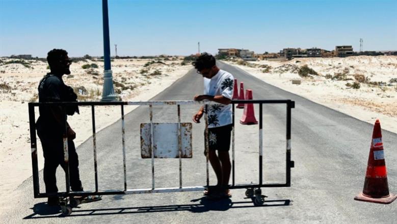 غلق طريق شاطئ الابيض بالكورنيش الجديد بمطروح