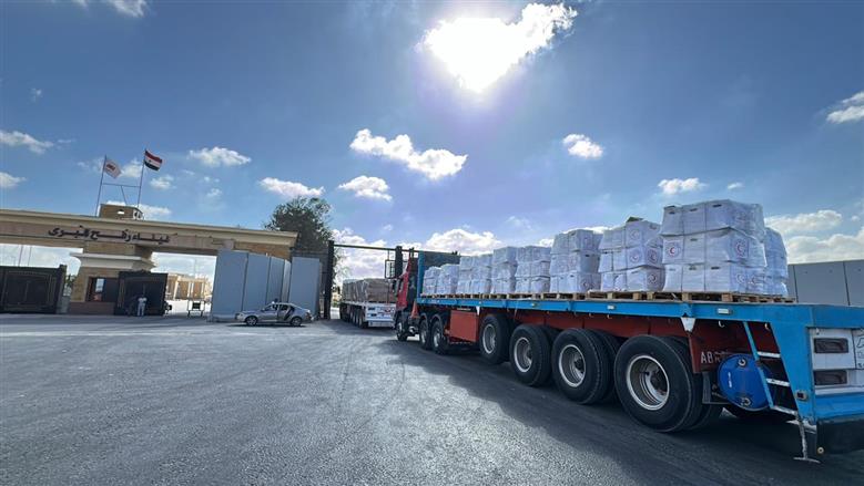 الهلال الأحمر المصري يطلق «زاد العزة 230» إلى غزة.. سلال غذائية ومواد طبية