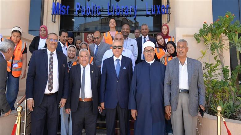 محافظ الأقصر يكرم أوائل الإعدادية العامة والأزهرية