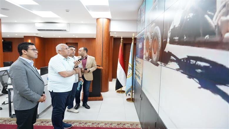 محافظ مطروح ونائب المحافظ خلال متابعة الخدمات بمدينتى الضبعة والسلوم عبر تقنيات الشبكة الوطنية للسلامة
