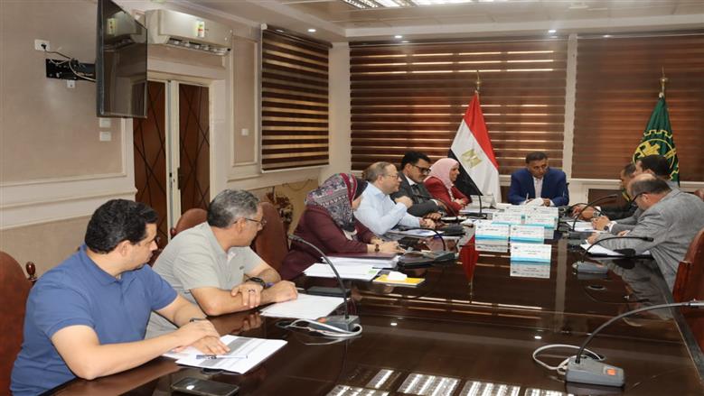 محافظ القليوبية يتابع مشروعات مياه الشرب والصرف الصحي ويحدد أغسطس موعدًا لتشغيل محطات جديدة