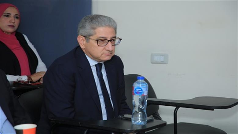 أحمد ناجي قمحة يوقع عقد كتابه “الاتزان والصبر.. السياسة الخارجية المصرية في زمن التحولات”