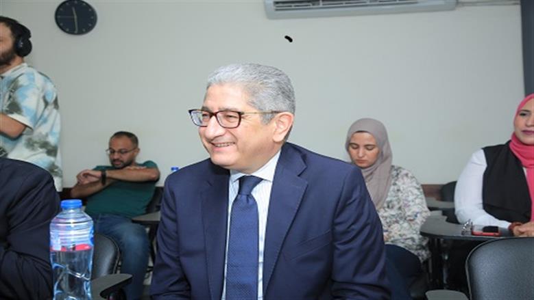 أحمد ناجي قمحة يوقع عقد كتابه “الاتزان والصبر.. السياسة الخارجية المصرية في زمن التحولات”