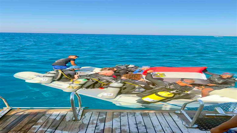 سائحو الغردقة يرفعو علم مصر