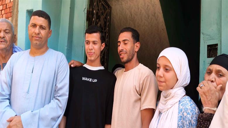 الأول على المدارس الصناعية وسط أسرته
