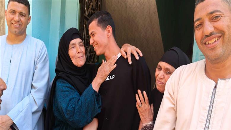 الأول على المدارس الصناعية وسط أسرته