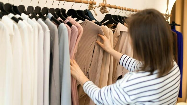 ما الملابس المناسبة للصيف؟.. خبيرة إتيكيت تكشف أسرار الأناقة المريحة في العمل