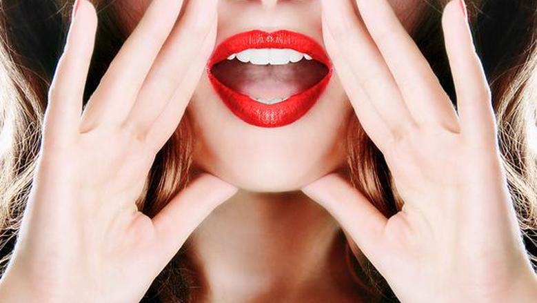 «الميكب مش دلع».. لماذا تصبح النساء أكثر طاقة وثقة بالنفس بعد وضع أحمر الشفاه؟