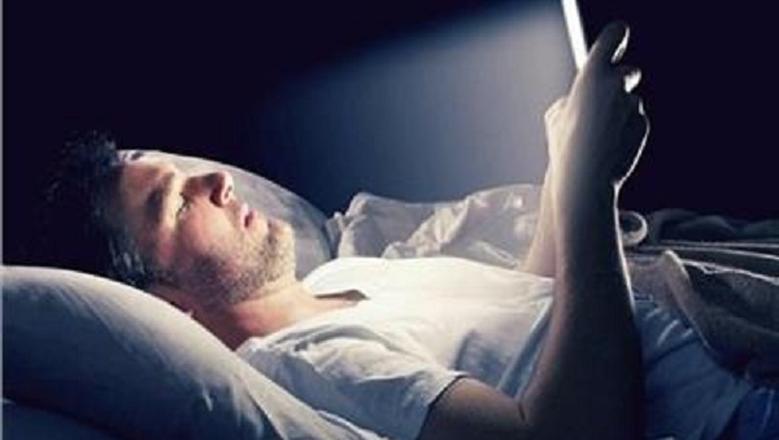 يؤثر على الأعصاب مثل السم.. «ستايل بوك» يكشف مخاطر شاشات «الموبايل»