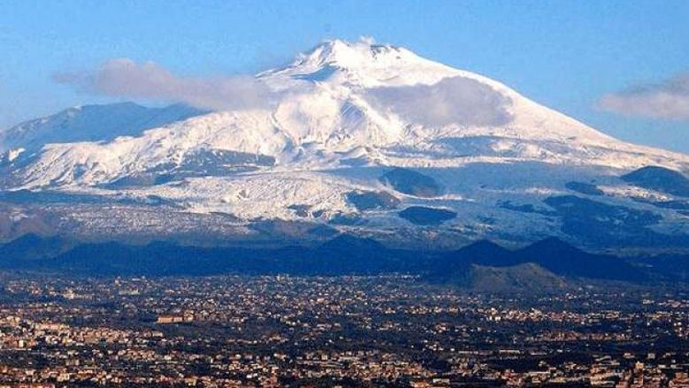 ثوران بركان جبل إتنا يثير دهشة الجميع.. تدفق نادر للحمم 