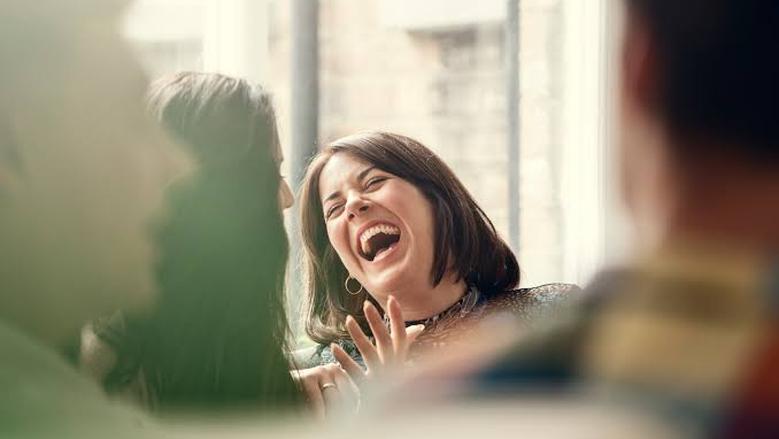 دراسة تكشف تأثير الضحك على صحة الرئتين لأول مرة.. نتائج غير متوقعة