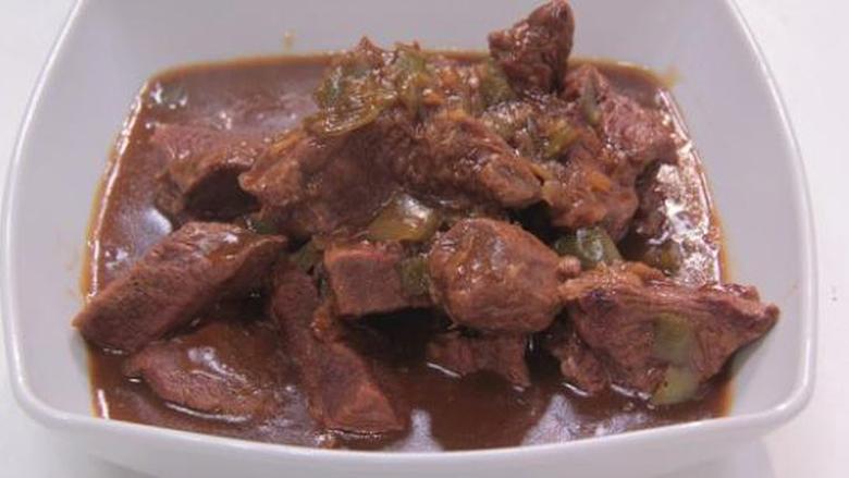 طريقة عمل كباب الحلة بالبصل.. أكلة أساسية على سفرة عيد الأضحى (فيديو) 