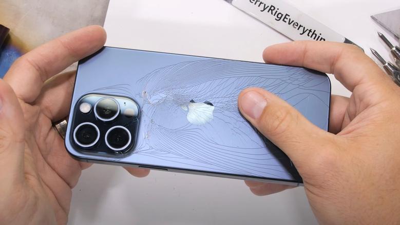 تحديثات مزعجة وشكاوى مستمرة.. هل يمكن العودة إلى نظام iOS 18؟