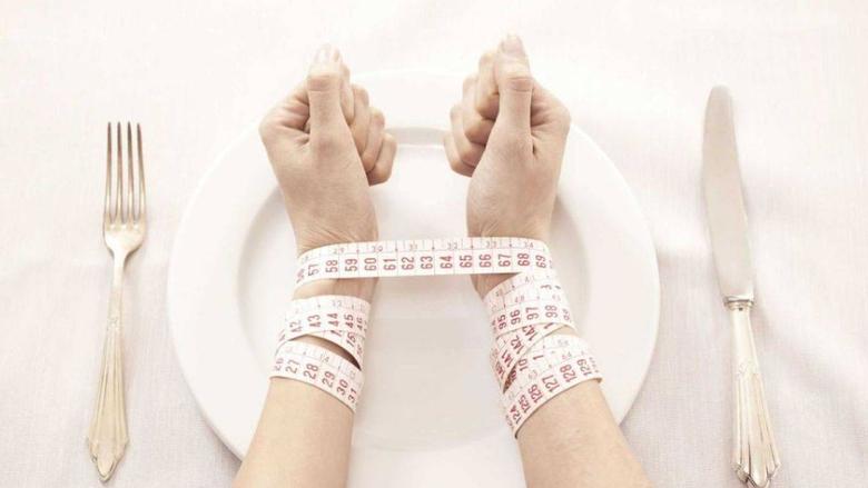 بين المتعة والخطر.. تناول الحلويات بعد الأكل عادة شائعة أم عرض لمشكلة صحية؟