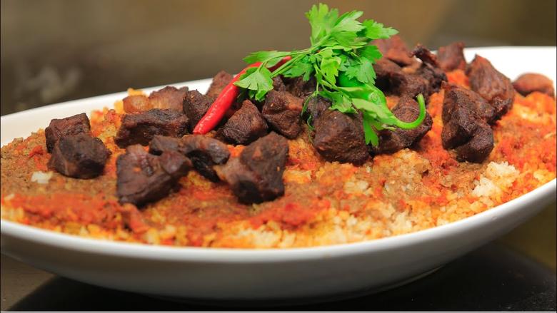  5 طرق لعمل فتة العيد بالثوم والصلصة والكوارع.. طبق سفرتك الأساسي في العيد
