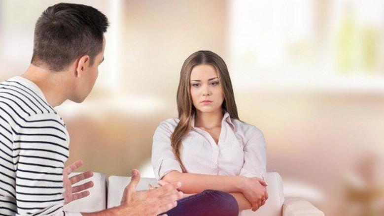 5 علامات تدل على أن زوجك يخفي خيانته لك.. راقبي بنزين السيارة