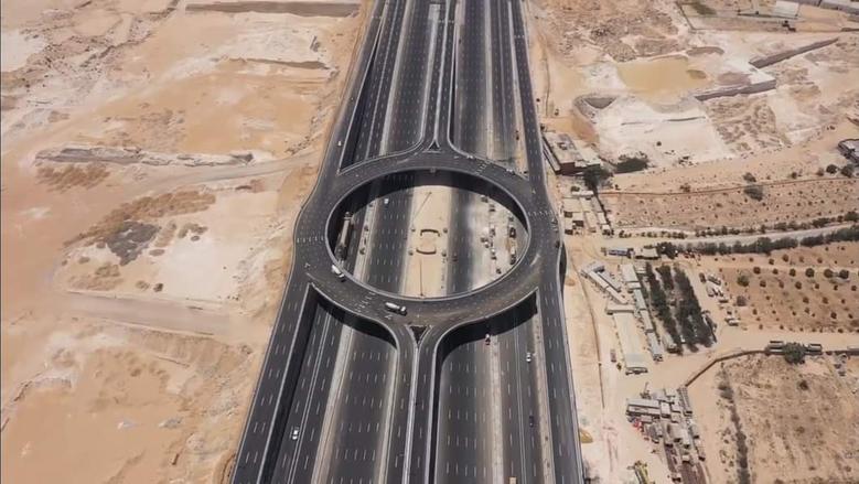 تقود في طريق يحتوي على حارة مرورية واحدة لكل اتجاه