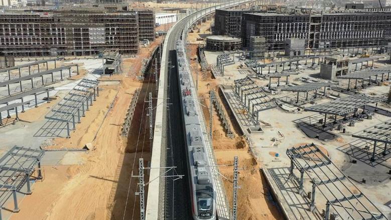 لأول مرة.. عبور القطار الكهربائي الخفيف أمام كاتدرائية الميلاد بالعاصمة الجديدة