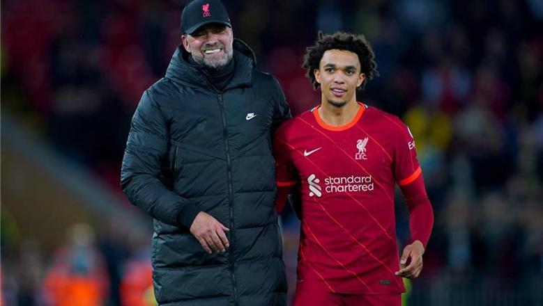 بعد وداعه لليفربول.. 3 نجوم على رادار الريدز لتعويض غياب أرنولد