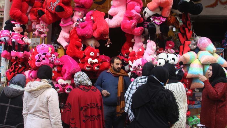 جنازة بـ3 أفراد فقط.. سر احتفال المصريين بعيد الحب اليوم 