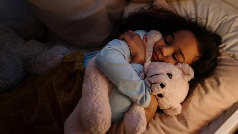 تفسير رؤية اللون الأصفر في المنام.. متى يدل على شدة المرض؟