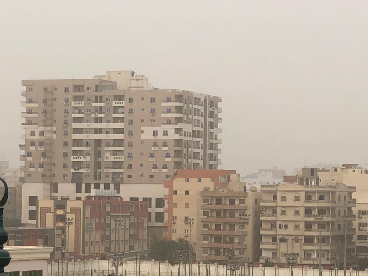 عاصفة ترابية تضرب الإسماعيلية.. ورياح على الطريق الصحراوي
