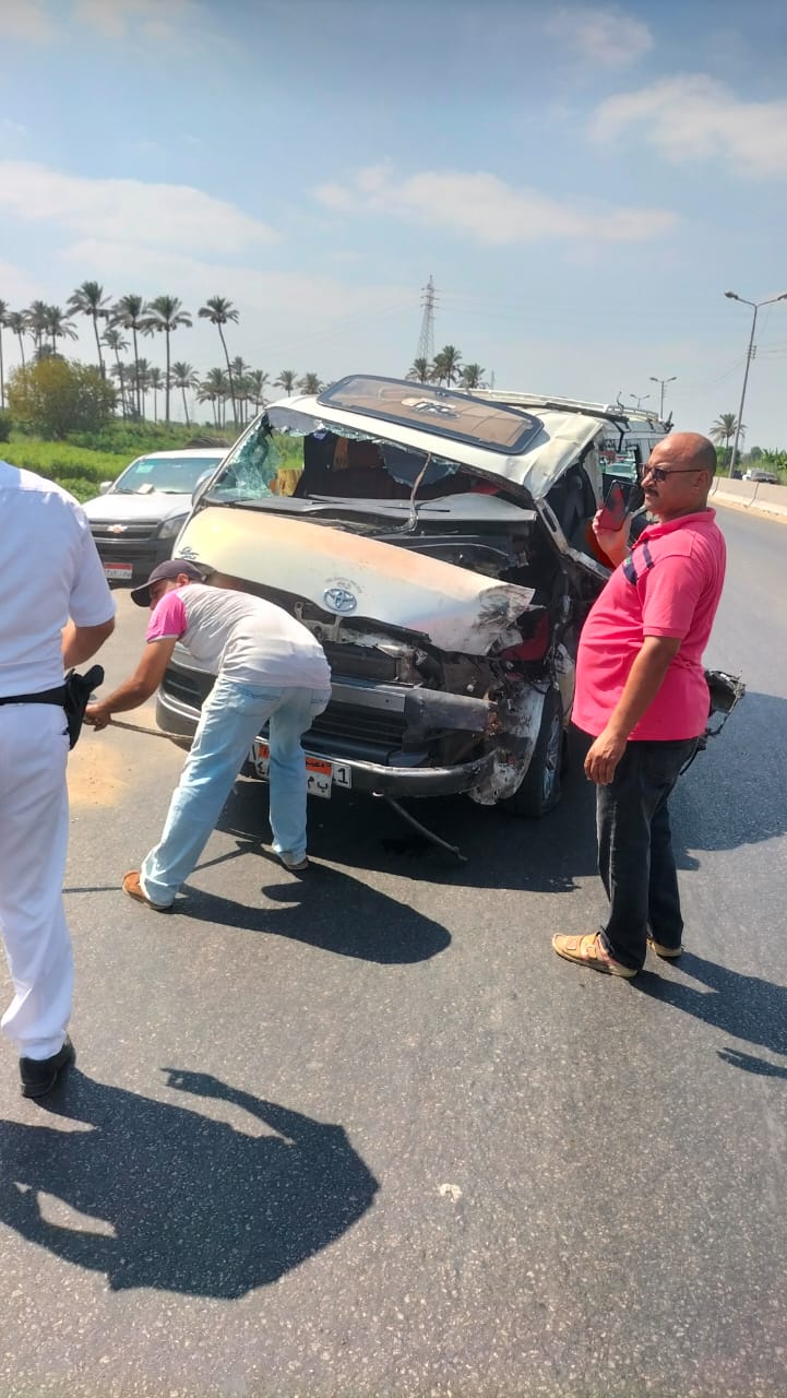 تصادم سيارة ميكروباص ونصف نقل في البحيرة