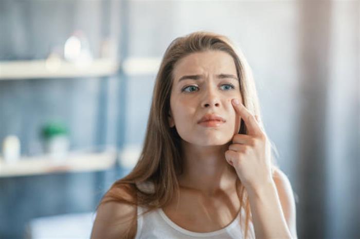 اعراض الكبد على الوجه