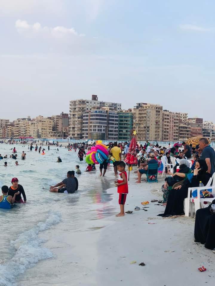 الصيف والحر محتاج للبحر.. شواطئ الإسكندرية أفضل طريقة لمقاومة إرتفاع درجات الحرارة